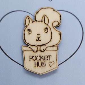 Esquilo feito à mão de madeira, símbolo de abraço de bolso, presente de amor, pequeno abraço de bolso, símbolo de abraço de bolso para me pegar