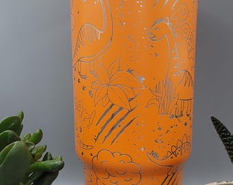 Vaso de 30 oz con grabado láser de dinosaurio y jungla. Vaso de 30 oz con aislamiento de doble pared grabado con láser.