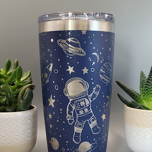 Weltraum, Spaceman, Planeten Laser gravierte 20 Unzen doppelwandig, isolierte Becher Reisebecher, nahtloser Becher, Geschenk für Tochter, Nichte, Freund