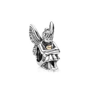 Puede incluir: Un juego de tres tazas de cerámica con acabado mate moteado. Las tazas son de color crema, gris claro y gris oscuro. Cada taza tiene un diseño simple y minimalista.