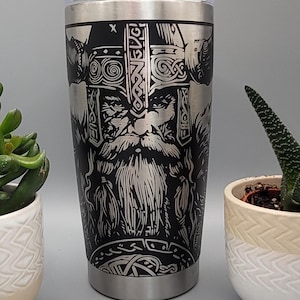 Wikinger, Krieger, Soldat, Kämpfer Laser gravierte 20 Unzen doppelwandige, isolierte Becher Reisebecher, nahtlose Becher