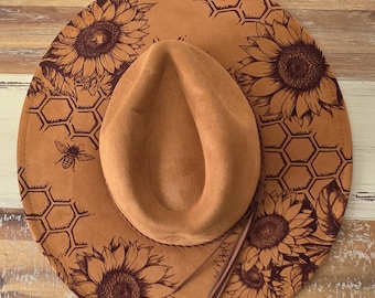 Chapéu com estampa de abelhas queimadas, chapéu de cowboy floral com estampa de abelhas queimadas: Fedora boho de camurça gravada, chapéu de aba larga para festivais de chapéus do Oeste