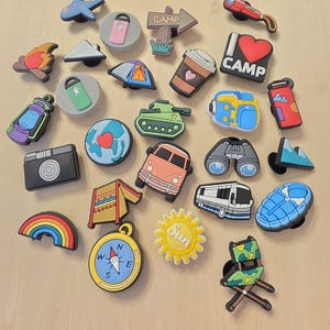 Nieuwe trend kamperen, zomervakantie, wandelen, schoenbedels met vreugdevuurthema voor je schoenen, schattige schoenbedels, schoenbedels die geschikt zijn voor klompen