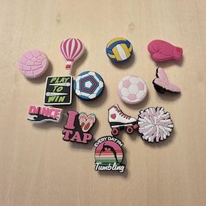 Puede incluir: Un juego de tres tazas de cerámica con un acabado mate moteado. Las tazas son de color crema, gris claro y gris oscuro. Cada taza tiene un diseño simple y minimalista, ideal para café o té.