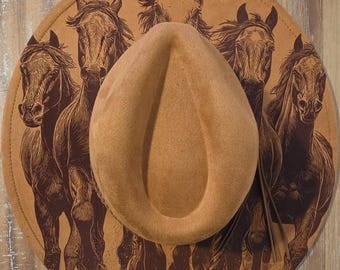 Wilde Pferde galoppierende Pferde Gebrannter Hut, Cowboy Hut: Gravierter Boho Fedora aus Wildleder, Hut mit breiter Krempe Westernhut Festivals