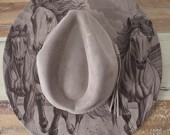Wilde Pferde galoppierende Pferde Gebrannter Hut, Cowboy Hut: Gravierter Boho Fedora aus Wildleder, Hut mit breiter Krempe Westernhut Festivals