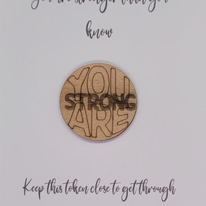 Símbolo de abraço de bolso de madeira: Você é mais forte do que imagina - StrongInspiration, pensando em você, presente para me buscar, motivação, amizade