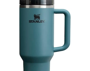 Copo térmico Stanley original Blue Spruce, com qualquer um dos nossos designs gravados, 1,18 L (40 oz), parede dupla e alças.