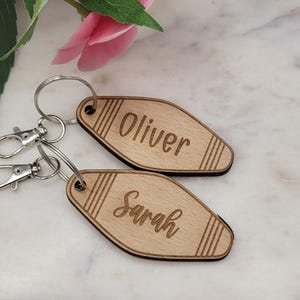 Personalisierter Name Retro Cottage Schlüsselanhänger, Holz, Brautjungfer Geschenk, Geschenk für Sie, Rucksack Anhänger, Schlüsselanhänger, Party Favor, Individuell, Firmengeschenk
