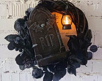 Couronne d'Halloween : pierre tombale faite main, corbeau et fleurs noires