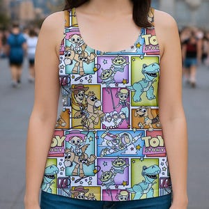 K&ouml;nnte beinhalten: Ein farbenfrohes Tanktop mit einem Comic-Strip-Design mit Figuren aus dem Film "Toy Story". Das Oberteil wird mit Jeansshorts kombiniert. Die Person tr&auml;gt schwarze Mickey Mouse Ohren.