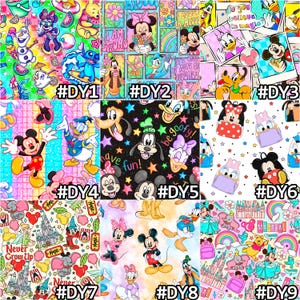 K&ouml;nnte beinhalten: Eine Sammlung farbenfroher Stoffquadrate im Disney-Stil. Jedes Quadrat zeigt verschiedene Charaktere wie Micky Maus, Minnie Maus, Donald Duck und Goofy. Die Designs umfassen verschiedene Muster, Text und leuchtende Farben, ideal f&uuml;r Bastelprojekte.