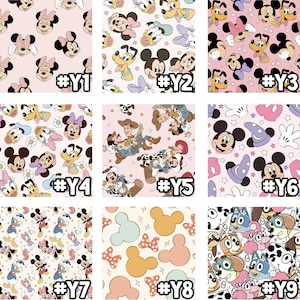 Może przedstawiać: Dziewięć r&oacute;żnych wzor&oacute;w tkanin z r&oacute;żnymi postaciami Disneya, w tym Myszka Miki, Minnie Mouse, Kaczor Donald, Goofy, Pluto i Woody z Toy Story. Każdy wz&oacute;r jest na r&oacute;żowym lub kremowym tle z gwiazdami i innymi elementami dekoracyjnymi.