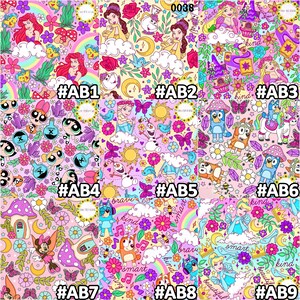 K&ouml;nnte beinhalten: Ein lebendiger Stoff mit verschiedenen Cartoon-Charakteren und floralen Elementen. Das Design umfasst Charaktere wie Arielle, Belle und Elsa sowie Schmetterlinge, Pilze und Regenbogen. Die Farbpalette ist &uuml;berwiegend rosa, lila und gelb.