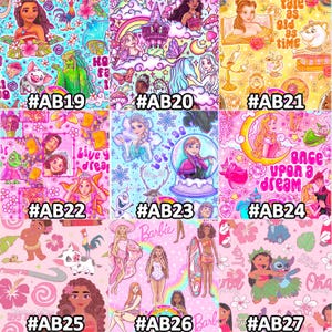 K&ouml;nnte beinhalten: Eine Sammlung farbenfroher Stoffmuster mit verschiedenen Zeichentrickfiguren und Designs. Jedes Muster hat ein einzigartiges Muster, darunter Prinzessinnen, Barbie-Puppen und tropische Themen. Die Muster sind mit dem Text "#AB19" bis "#AB27" beschriftet.