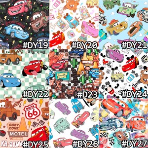 K&ouml;nnte beinhalten: Eine Sammlung von Stoffmustern mit farbenfrohen Cartoon-Auto-Designs. Jedes Muster hat ein einzigartiges Muster mit verschiedenen Autocharakteren, Rennflaggen und dem Text "Radiator Springs" und "Route 66". Die Muster sind mit Codes wie #DY19, #DY20 gekennzeichnet.
