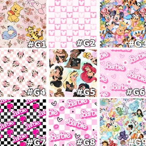 Może przedstawiać: Dziewięć r&oacute;żnych wzor&oacute;w papieru cyfrowego z r&oacute;żnymi postaciami z kresk&oacute;wek, w tym postaciami Disneya, księżniczkami i Barbie. Wzory są w kolorze r&oacute;żowym, białym i czarnym.