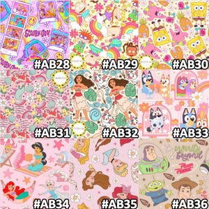 K&ouml;nnte beinhalten: Eine Sammlung farbenfroher Stoffmuster mit Zeichentrickfiguren. Designs umfassen Scooby-Doo, Rugrats, Spongebob, Die kleine Meerjungfrau, Moana, Bluey, Disney-Prinzessinnen und Toy Story-Charaktere. Jedes Muster ist mit einem eindeutigen Code versehen.