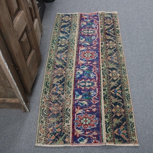 Vintage Turkse deurmat, handgeweven vloerkleed, 2 x 4 ft, rijk blauw en rood geometrisch patroon, kleurrijk huisdecor