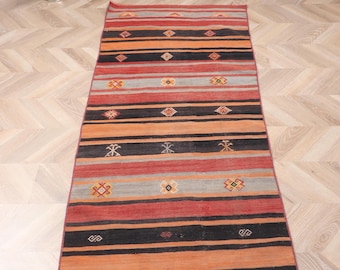 Alfombra turca vintage de 2,6 x 5,9 pies, Kilim de lana con efecto degradado rojo.