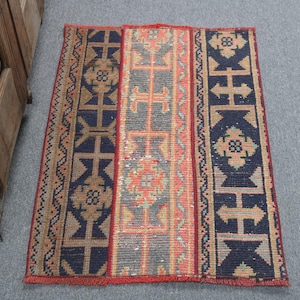 Vintage Turkse deurmat, handgeweven traditioneel tapijt, 2 x 3 ft, levendige rode en marineblauwe geometrische patronen, uniek interieur