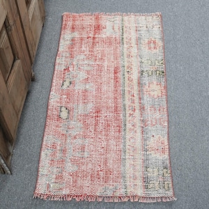 Vintage Turkse deurmat, rood en beige noodlijdend tapijt, 2 x 3 ft, uniek geweven patroon, boho-decor, handgemaakt accenttapijt