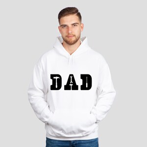 Puede incluir: Sudadera con capucha blanca con la palabra "DAD" impresa en negro, con un martillo, una llave inglesa y un destornillador reemplazando las letras "D", "A" y "D".