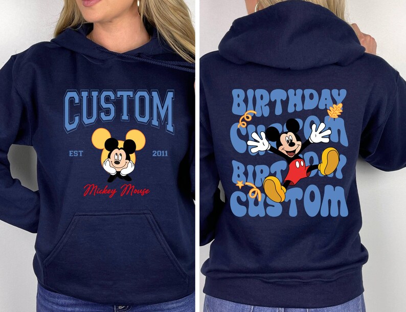 K&ouml;nnte beinhalten: Ein marineblauer Hoodie mit einem Mickey Mouse-Motiv auf der Vorderseite und einem "Birthday Custom"-Motiv auf der R&uuml;ckseite. Das Mickey Mouse-Motiv enth&auml;lt den Text "Custom Est 2011 Mickey Mouse".