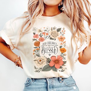 Día de las Madres Christian Mama Comfort Colors Camisa, Sus hijos se levantan y llaman su camisa bendita, Camisa de mamá cristiana, Versículo bíblico Proverbios 31