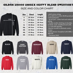 Puede incluir: Tabla de tallas para sudaderas de mezcla pesada unisex en varios colores, incluyendo negro, gris oscuro jaspeado, granate, arena, azul marino, rojo, gris deportivo, blanco, azul real y bosque. La tabla muestra las medidas de pecho y largo en pulgadas y cent&iacute;metros para las tallas S a 5XL. El texto tambi&eacute;n describe la composici&oacute;n de la tela y las caracter&iacute;sticas de las sudaderas.