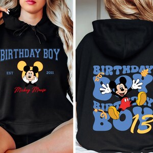 K&ouml;nnte beinhalten: Schwarzer Hoodie mit einem blauen und gelben Motiv von Mickey Mouse und dem Text "Birthday Boy Est 2011 Mickey Mouse".