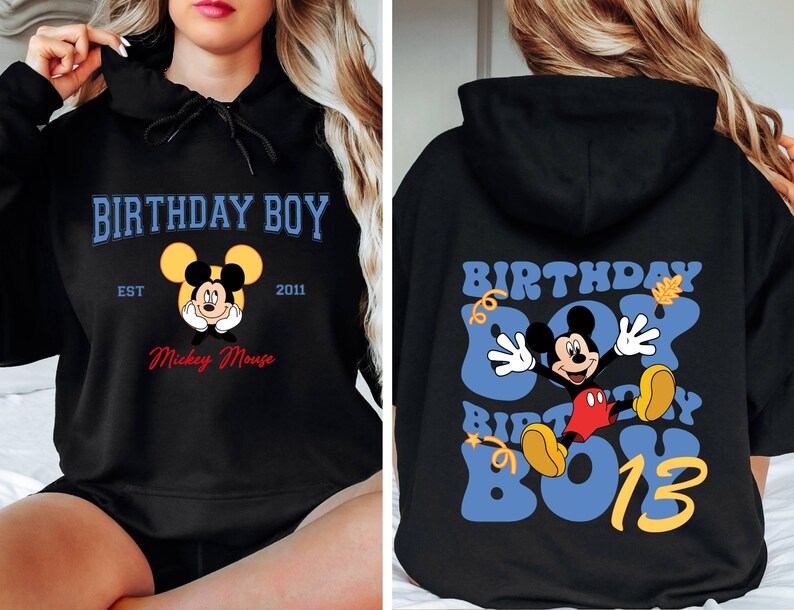 K&ouml;nnte beinhalten: Schwarzer Hoodie mit einem blauen und gelben Motiv von Mickey Mouse und dem Text "Birthday Boy Est 2011 Mickey Mouse".