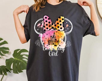 Camiseta de cumpleaños familiar Disney con colores personalizados Comfort Colors®: Camiseta con nombre y cabeza de Minnie en acuarela