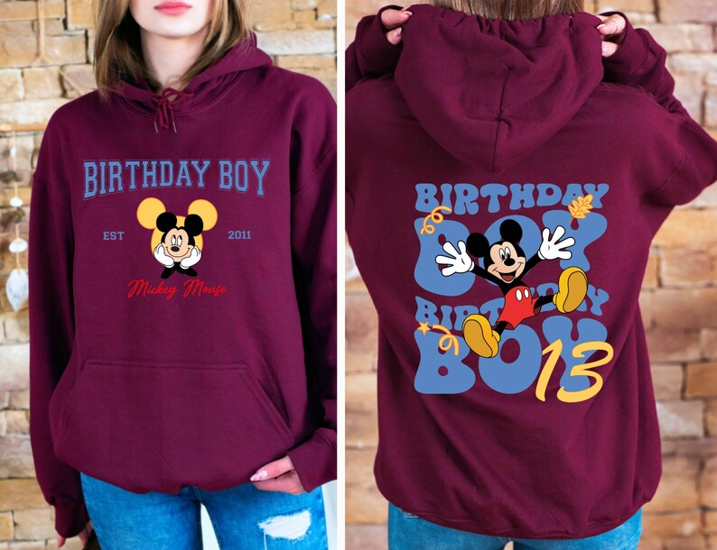 K&ouml;nnte beinhalten: Burgunderfarbener Hoodie mit einem Mickey-Mouse-Motiv und dem Text "Birthday Boy Est. 2011 Mickey Mouse". Die R&uuml;ckseite des Hoodies hat ein blaues Motiv mit dem Text "Birthday Boy Birthday Boy 13".