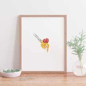 Può includere: Stampa ad acquerello di pasta su una forchetta, con guarnizione di pomodoro. L'opera è incorniciata in una cornice di legno chiaro ed esposta su una superficie di legno. Sono presenti anche una piccola ciotola di erbe e un vaso con piante.
