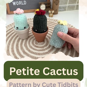 Puede incluir: Tres pequeños cactus de ganchillo hechos a mano en macetas de terracota. Uno es azul claro con una flor rosa, otro es verde oscuro con una flor roja y el tercero es azul claro con una flor amarilla. El texto "Petite Cactus" y "Pattern by Cute Tidbits" son visibles.