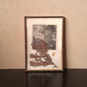 Schmaler, rechteckiger Bilderrahmen im Art-déco-Stil aus Holz mit goldenen und schwarzen Streifen und einem Bild von TGM
