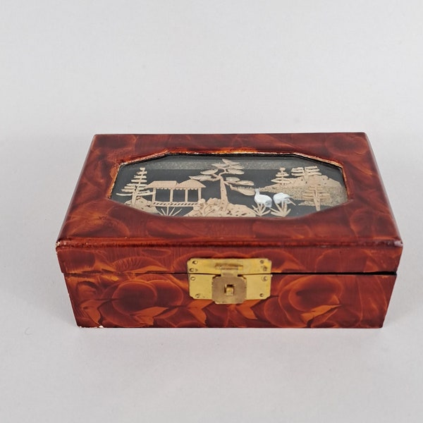 Small chinoiserie lacquered jewelry box with asian scene made of cork on the lid, hinged lid and metal clasp