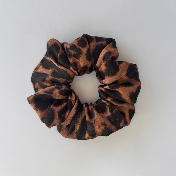 Coletero de satén con estampado de leopardo, pequeño