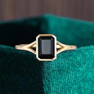 Smaragdslipad svart onyxring - Art Deco-guldsplittring