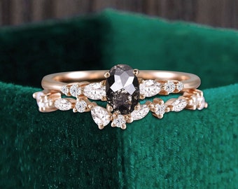 Set da sposa in oro rosa con diamanti sale e pepe a taglio ovale, anello di fidanzamento in moissanite a forma di pera, fascia abbinata con diamanti a taglio marquise