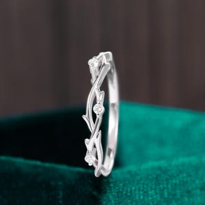 Anillo de bodas de diamantes curvo Anillo de bodas único de oro blanco con moissanita Anillo de rama de media eternidad Anillo de promesa a juego vintage Anillo de vid apilable