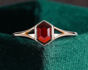 Art Deco verlovingsring met granaat, gesplitste ringband van 14 karaats geelgoud.