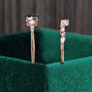 Conjunto nupcial de oro rosa con diamantes de sal y pimienta de talla ovalada, anillo de compromiso de moissanita en forma de pera, banda a juego de apilamiento de diamantes de talla marquesa imagen 7