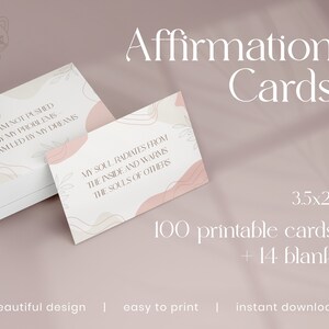 Peut inclure: Un ensemble de 100 cartes d'affirmation imprimables avec 14 cartes vierges. Les cartes mesurent 8,9 cm sur 5,1 cm et présentent un design rose et blanc avec des formes abstraites et du texte. Le texte sur les cartes comprend des affirmations telles que "Je ne suis pas poussé par mes problèmes, je suis guidé par mes rêves" et "Mon âme rayonne de l'intérieur et réchauffe les âmes des autres".