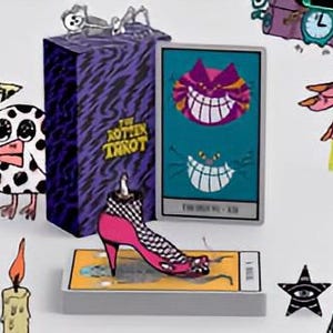 Puede incluir: Un juego de cartas de tarot con una caja púrpura y negra que presenta el texto "The Rotten Tarot". La caja está junto a una carta con un gato morado sonriente sobre un fondo azul verdoso. La carta dice "The Fool No. 0". Hay otras ilustraciones alrededor de la caja y la carta, incluyendo un fantasma, una telaraña, una mano con líquido amarillo goteando, un pájaro, una vela y una persona en una silla.