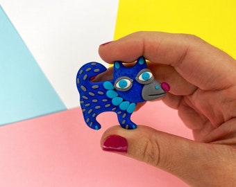 Broche chien bleue en pâte polymère, fait main, accessoire lumineux, broche bleue, épingle