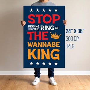 Puede incluir: Un póster rectangular azul marino con estrellas blancas y texto que dice "STOP KISSING THE RING OF THE WANNABE KING" en rojo, blanco y naranja. El póster mide 61 x 91 cm.