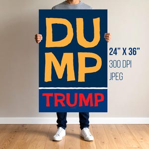 Pode incluir: Um cartaz retangular com as palavras "DUMP TRUMP" em letras grandes e em negrito. O cartaz tem 61 cm x 91 cm e tem um fundo azul escuro com texto amarelo e vermelho. A imagem também inclui o texto "300 DPI JPEG".