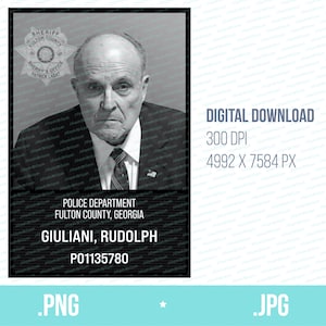 Könnte beinhalten: Ein Schwarzweißfoto im Stil eines polizeilichen Fahndungsbildes von Rudolph Giuliani mit dem Text "POLICE DEPARTMENT FULTON COUNTY, GEORGIA GIULIANI, RUDOLPH P01135780" unter dem Foto.